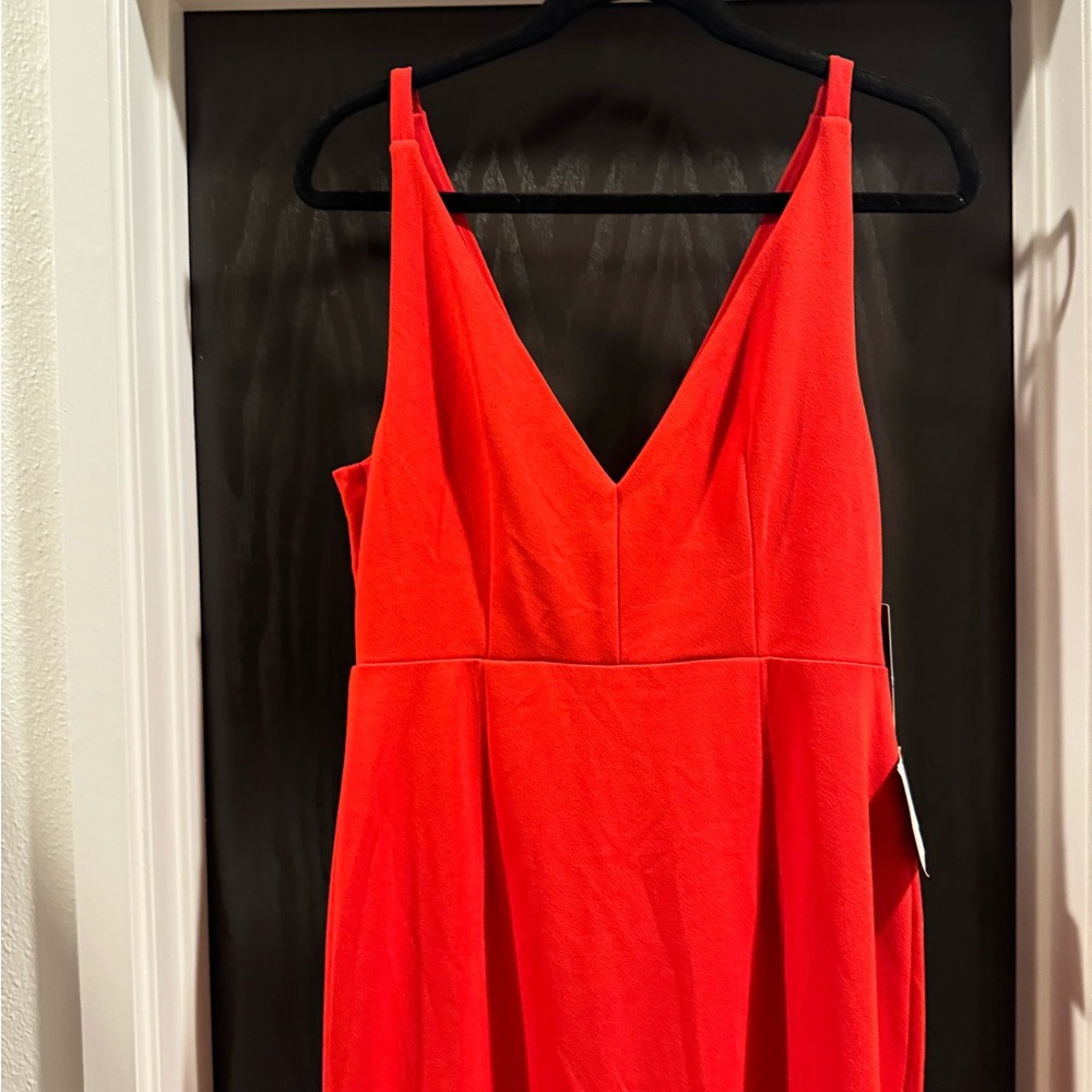 Lulus gown size large in red. Stunning trumpet style with stretch. Never worn!